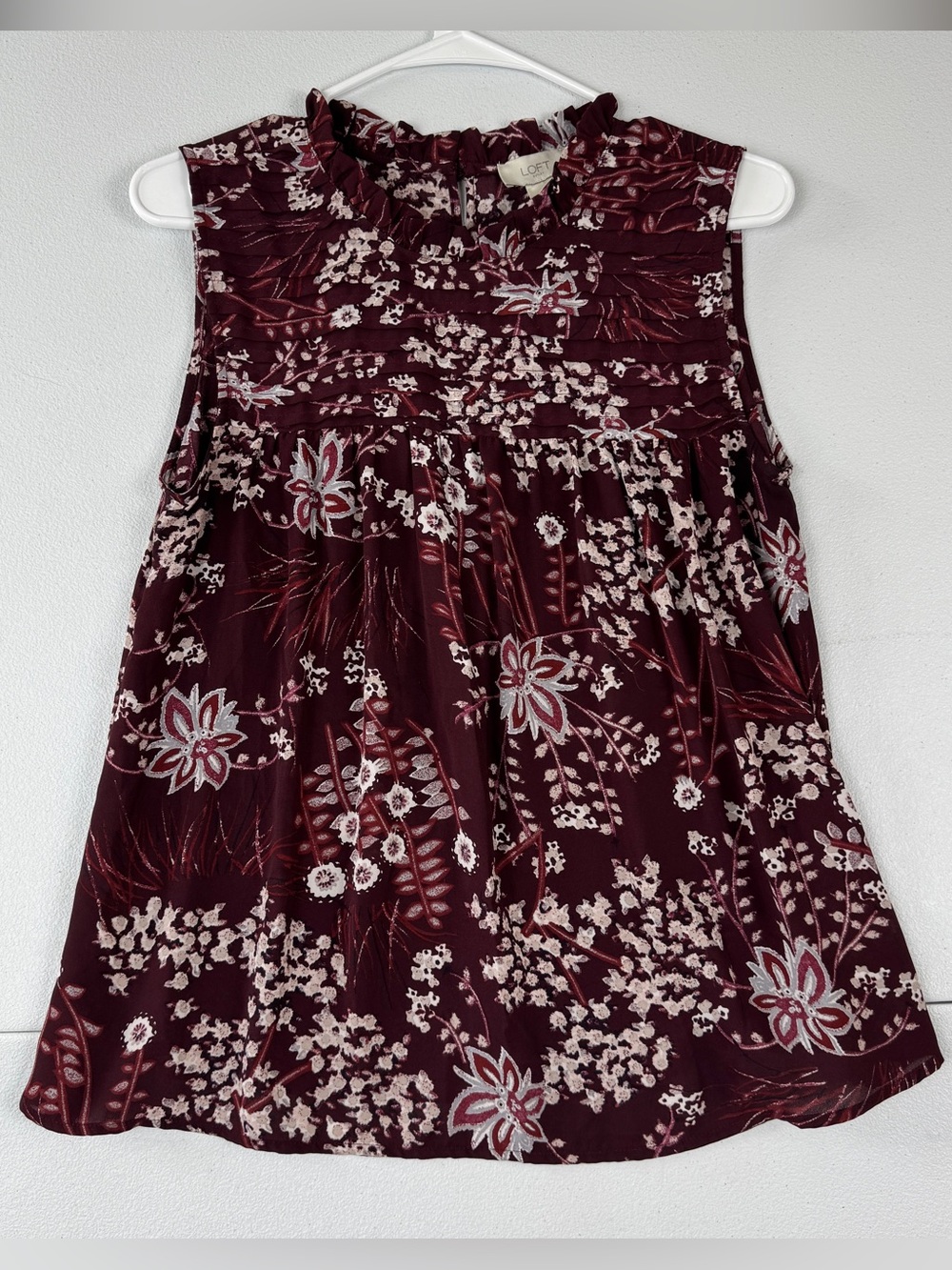 Loft‎ Sleeveless Blouse Womens XS Maroon Floral Round Ruffled Neck Lightweight